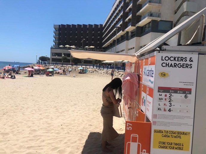 El Postiguet de Alicante recupera las taquillas para que los usuarios guarden sus pertenencias y carguen sus móviles