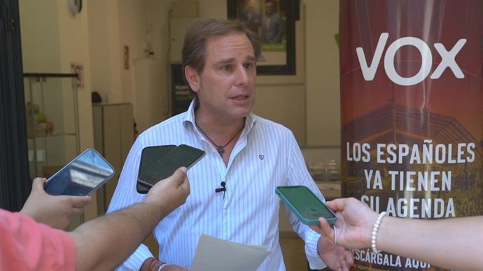 El portavoz de Vox en el Parlament, Joan Garriga, en declaraciones a los medios.