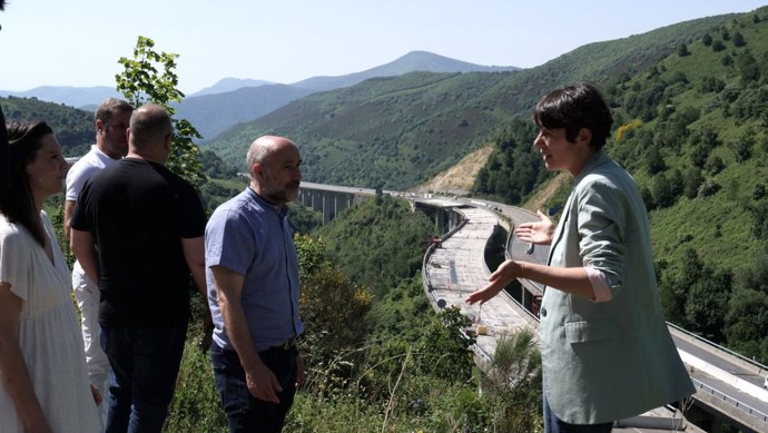 La portavoz nacional del BNG, Ana Pontón, en el viaducto derrumbado en la A-6