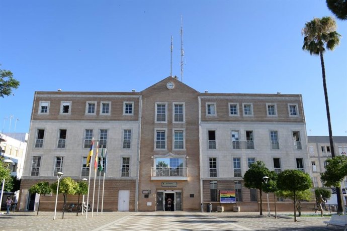 Fachada principal del Ayuntamiento de Los Palacios.