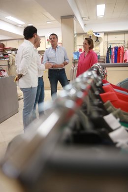 Bellido (centro) y Torrent (dcha.), durante la visita a un comercio del CCA La Viñuela.
