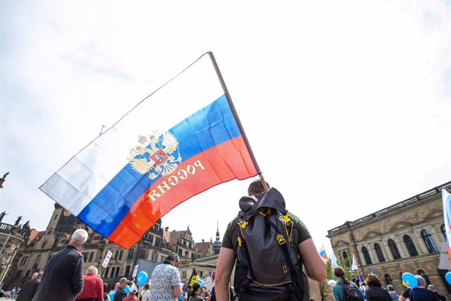 Archivo - Un hombre porta una bandera en una movilización a favor de Rusia celebrada en Dresden, Alemania.
