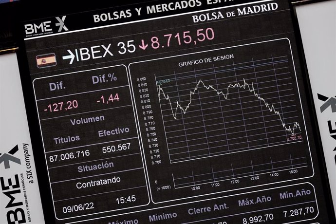 Un panel del Ibex 35, en el Palacio de la Bolsa, a 9 de junio de 2022, en Madrid (España). 