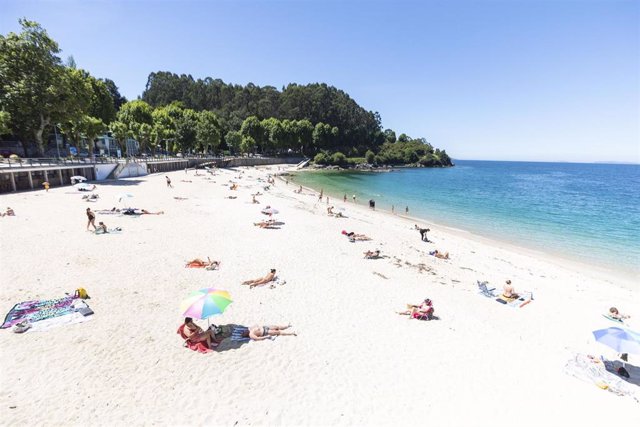 Archivo - Varias personas se bañan y toman el sol en una playa del municipio de Marín, a 5 de junio de 2021