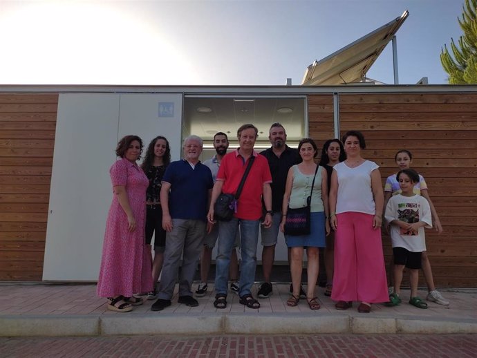 Irene Ruiz (2 dcha.), con representantes vecinales, ante los nuevos aseos públicos del Parque de la Asomadilla.