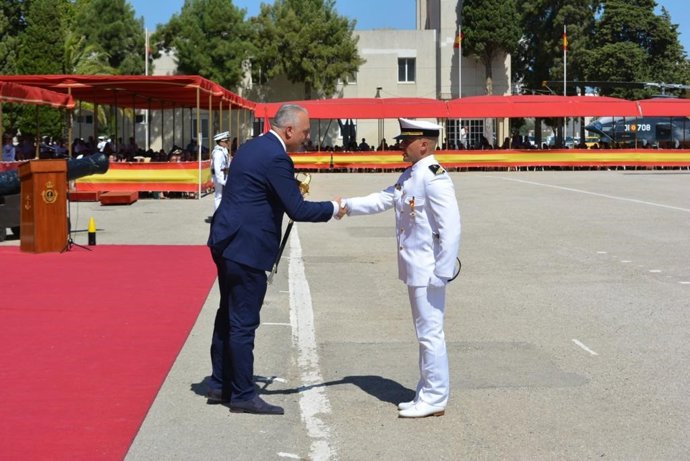 Ruiz Boix recibiendo a los suboficiales de la Armada