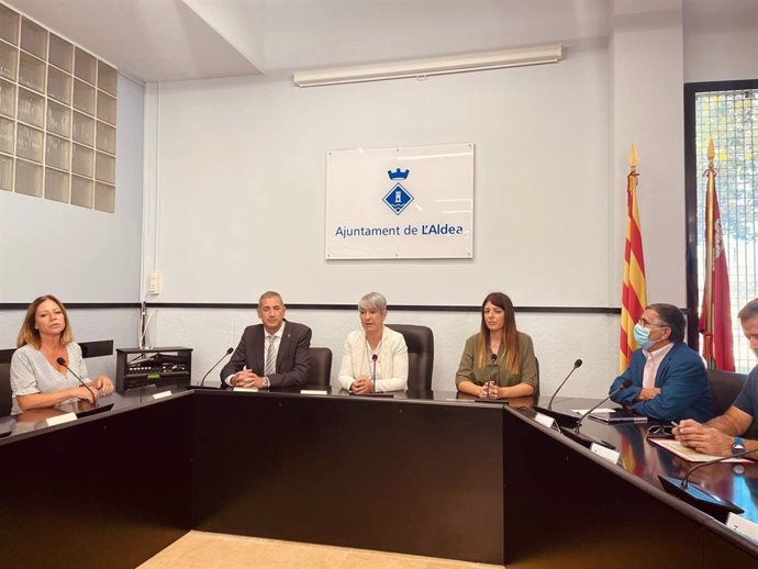 La consellera Lourdes Ciuró a l'Aldea (Tarragona) amb jutges de pau de les Terres de l'Ebre