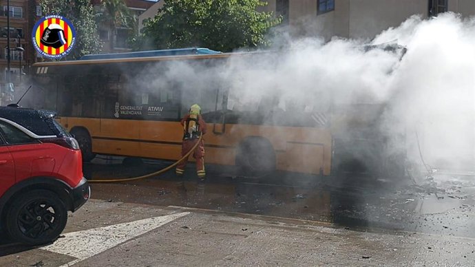 Un autobús se ha incendiado en la localidad valenciana de Quart Poblet (Valencia) sin causar daños personales