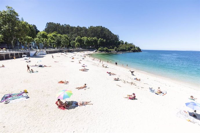 Archivo - Arquivo - Varias persoas báñanse e toman o sol nunha praia do municipio de Marín, a 5 de xuño de 2021