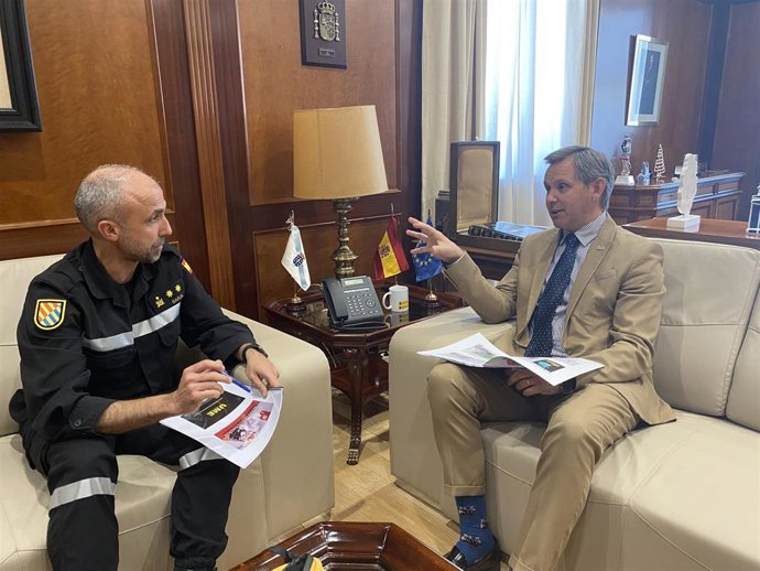 El delegado del Gobierno, José Miñones, mantiene una reunión con el jefe del Quinto Batallón de la Unidad Militar de Emergencias, José Alberto Barja.