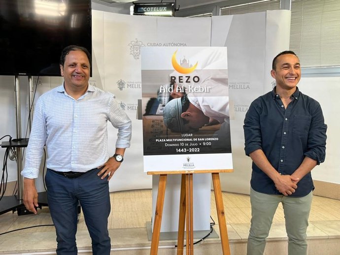 Los consejeros de Medio Ambiente y Distritos del Gobierno de Melilla presentando el rezo colectivo en la zona centro de la ciudad