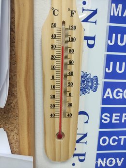 Un termómetro marca la temperatura en el interior de la Comisaría Local de Lucena.