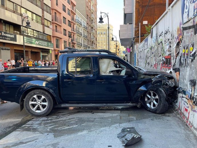 Un coche se empotra contra una valla en la calle Ruzafa de Valncia