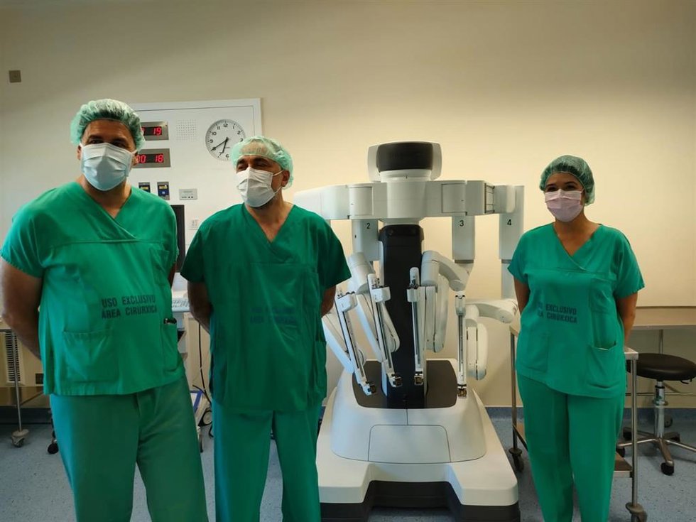 El eurodiputado Nicolás González Casares, el conselleiro de Sanidade, Julio García Comesaña, y la directora de Atención Hospitalaria del Chuvi, Rosa Martínez Rolán, en una visita al hospital Álvaro Cunqueiro de Vigo.