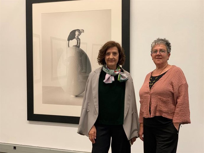 La directora de Cultura, Inmaculada Sánchez y la comisaria Oliva María Rubio, de La Fábrica, han presentado este viernes la muestra