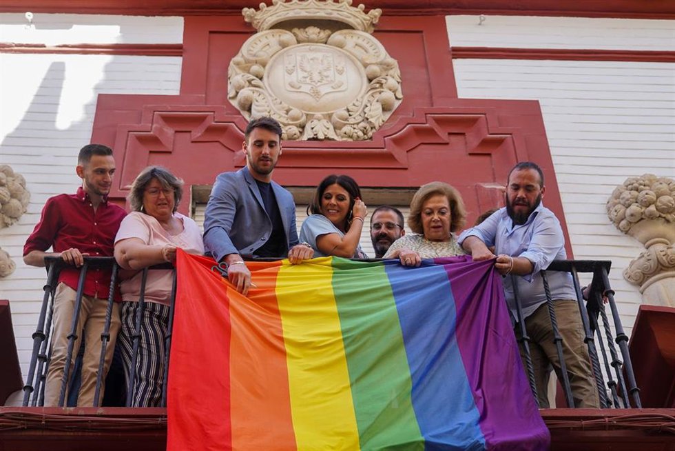 Archivo - La vicesecretaria general del PSOE de Andalucía, Ángeles Férriz, participa en el acto LGTBI organizado en la sede socialista junto al secretario LGTBI del PSOE-A, Manolo Rosado y el secretario LGTBI del PSOE, Víctor Gutiérrez