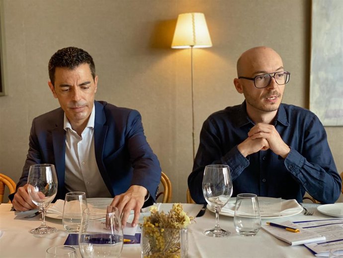 El eurodiputado del grupo S&D y uno de los impulsores de la Nueva Bauhaus Europea, Marcos Ros (PSOE), junto al director de la Oficina del Parlamento Europeo en Barcelona, Sergi Barrera