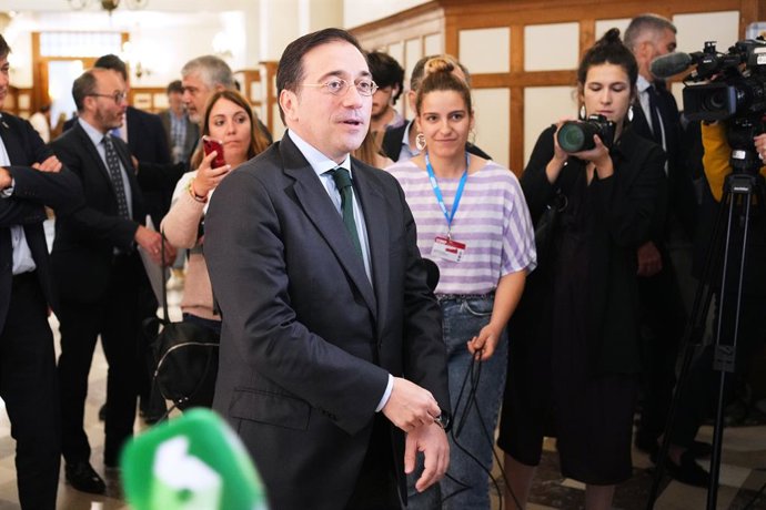 El ministro de Asuntos Exteriores, José Manuel Albares, ofrece declaraciones a los medios a su llegada a la inauguración del curso de la Universidad Internacional Menéndez Pelayo, 'El mundo tras la guerra de Ucrania', en el Palacio de la Magdalena, a 4 
