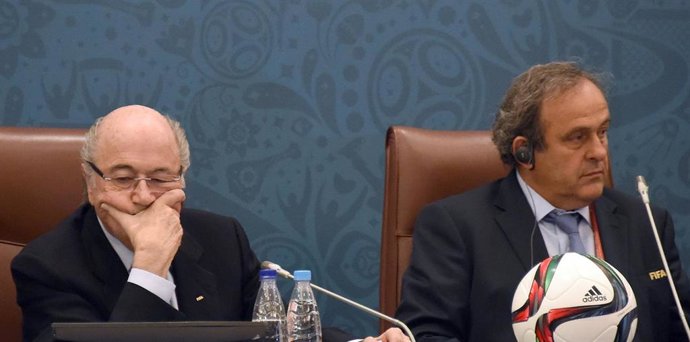 Archivo - Joseph Blatter y Michel Platini