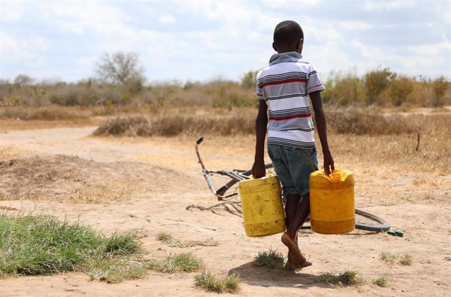 Archivo - Un niño transporta bidones de agua en el condado de Kifili, en Kenia