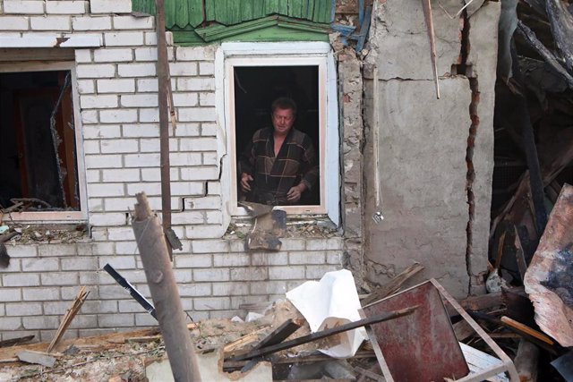  Roman Kravchenko en el interior de las ruinas de su casa, destruida por los bombardeos rusos con lanzacohetes múltiples, Kharkiv, norte de Ucrania.