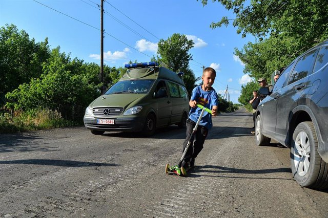 Niño juega durante la guerra de Ucrania 
