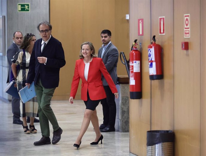 El ministro de Universidades, Joan Subirats y la vicepresidenta primera y ministra de Asuntos Económicos, Nadia Calviño, a su llegada al acto España Digital 2026, a 8 de julio de 2022, en Madrid (España). España Digital 2026 es una jornada centrada 