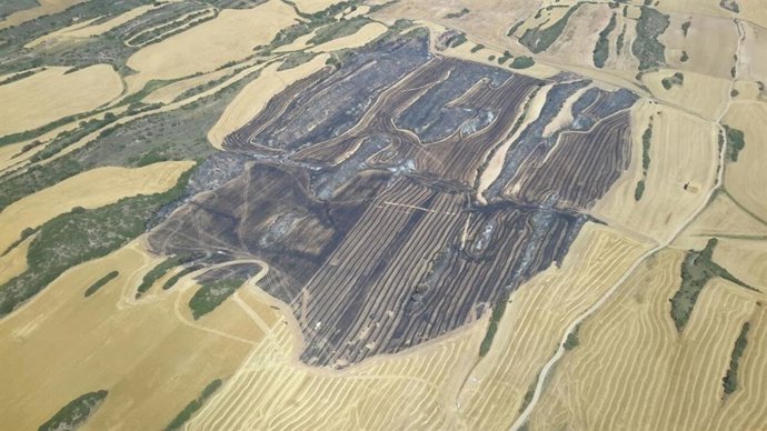 Arden unas 35 hectáreas de cereal y ribazo en un incendio declarado esta tarde en Undués de Lerda (Zaragoza).