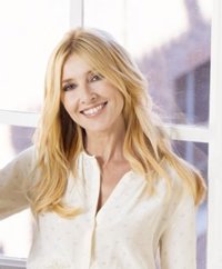 Cayetana Guillén Cuervo acude a 'Mares de papel' en Mazarrón para hacer un repaso a su carrera artística y televisiva