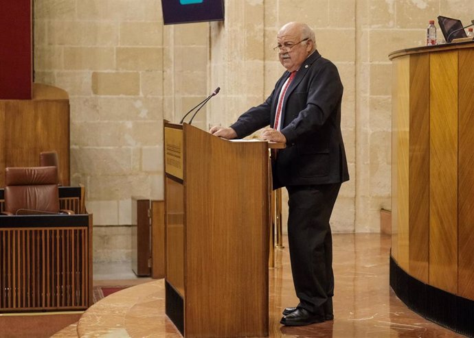 Archivo - El consejero de Salud y Familias, Jesús Aguirre, en el Pleno del Parlamento andaluz, en una foto de archivo.