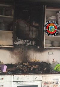 Los bomberos de Santander extinguen un incendio en la cocina de una vivienda de Marina de Cudeyo