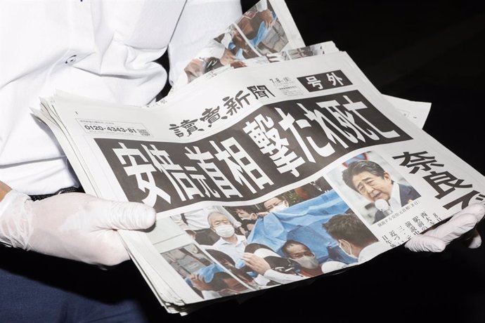 Edición extra del periódico muestra la noticia del fallecimiento del ex primer ministro nipón, Shinzo Abe, en Japón.