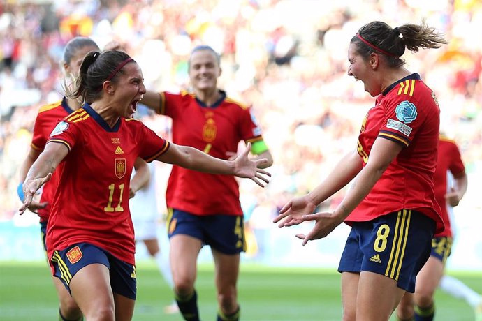 Jugadoras de la selección española celebran un gol en el triunfo sobre Finlandia (4-1) en el estreno de la EURO 2022