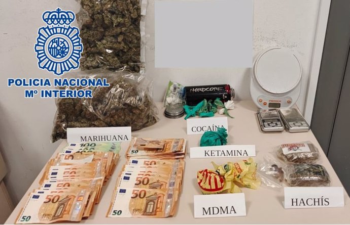 Droga y dinero intervenidos en una vivienda de Granada.