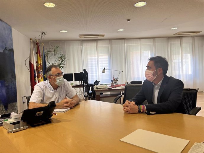 El consejero de Sanidad, Raúl Pesquera, recibe al representante de la Asociación Rosa Navidad, Lorenzo Berrazueta