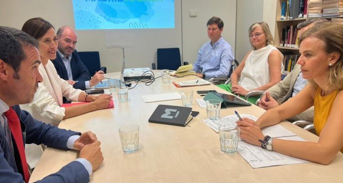 El concejal de Turismo del Ayuntamiento de Málaga, Jacobo Florido, y la concejala delegada de Turismo del Ayuntamiento de Madrid, Almudena Maíllo