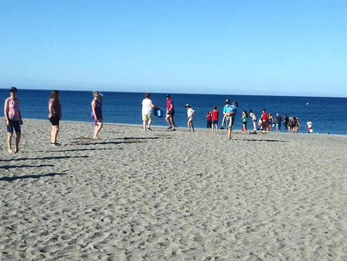 Cadena humana de protesta por la desecación de las Salinas de Cabo de Gata