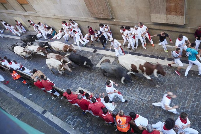 Tercer encierro de las Fiestas de San Fermín 2022 de la ganadería de Don José Escolar Gil, a 9 de julio de 2022, en Pamplona, Navarra (España). Las fiestas en honor a San Fermín, patrón de Navarra, comienzan el día 6 con el tradicional chupinazo y se pr