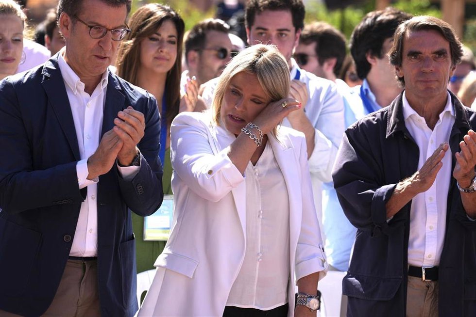 Marimarr Blanco entre el presidente del PP, Alberto Nuñez Feijóo, y el ex presidente del Gobierno José María Aznar durante el homenaje del PP a Miguel Ángel Blanco en el 25 aniversario de su asesinato