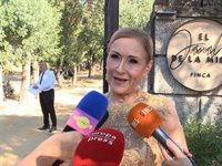 Cristina Cifuentes sorprende en la boda de Kike Calleja y Raquel Abad: "Les quiero mucho"