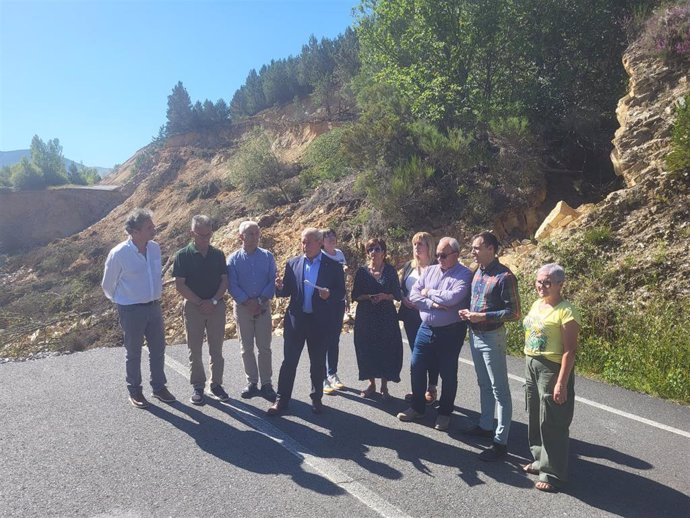 El secretario xeral del PSOE de Lugo, José Tomé, visita la carretera derrumbada en Folgoso do Courel el pasado mes de marzo.