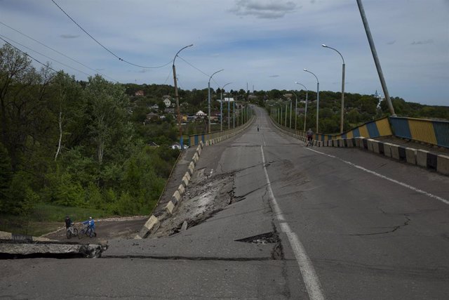 Archivo - Carretera destruida en Járkov, Ucrania