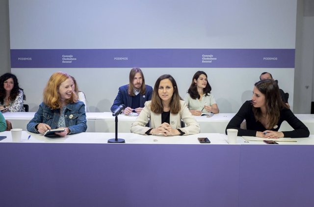 Archivo - (I-D) La secretaria de Organización de Podemos, Lilith Verstrynge; la secretaria general, Ione Belarra y la ministra de Igualdad, Irene Montero, en una reunión del Consejo Ciudadano Estatal de Podemos, a 29 de abril de 2022, en Madrid (España).