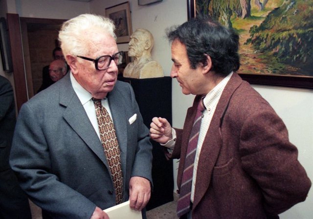 Francisco Fernández del Riego con Carlos Casares el día del pleno de su elección como presidente (1997).