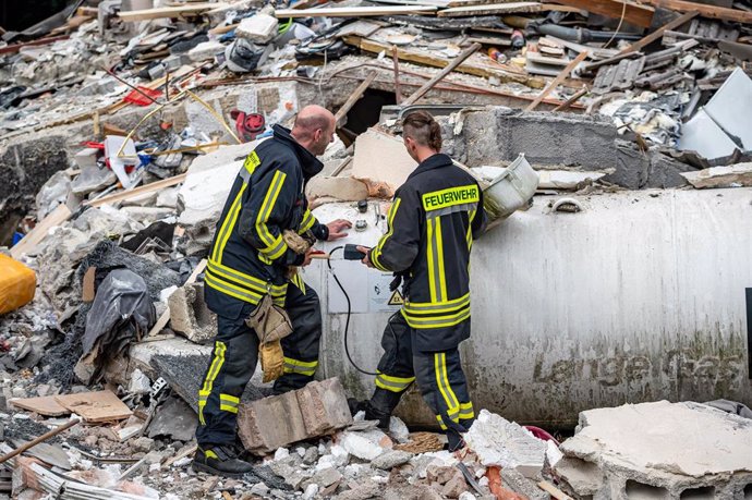 Bomberos tras el derrumbe de un edificio de viviendas por una posible explosión de gas en Hemer, en el oeste de Alemania