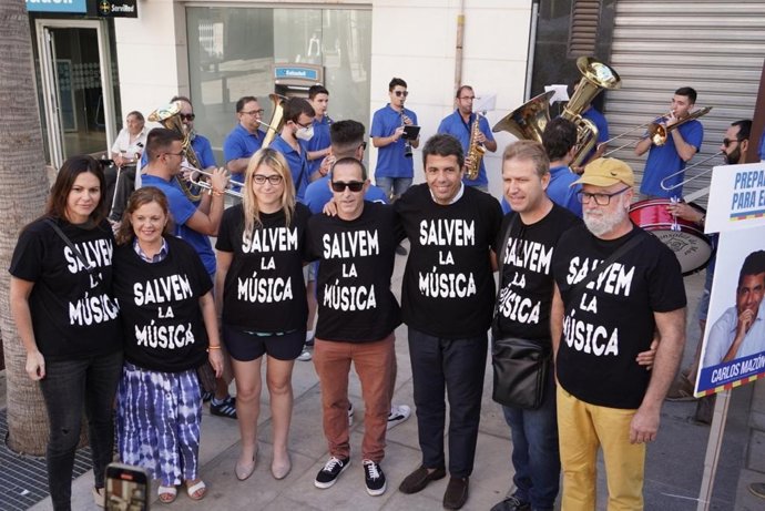 El presidente del PPCV, Carlos Mazón, ha asistido este sábado en Llíria (Valencia) al inicio de una campaña de recogida de firmas a nivel autonómico para defender el mantenimiento de la asignatura de música y evitar su eliminación obligatoria en la ESO