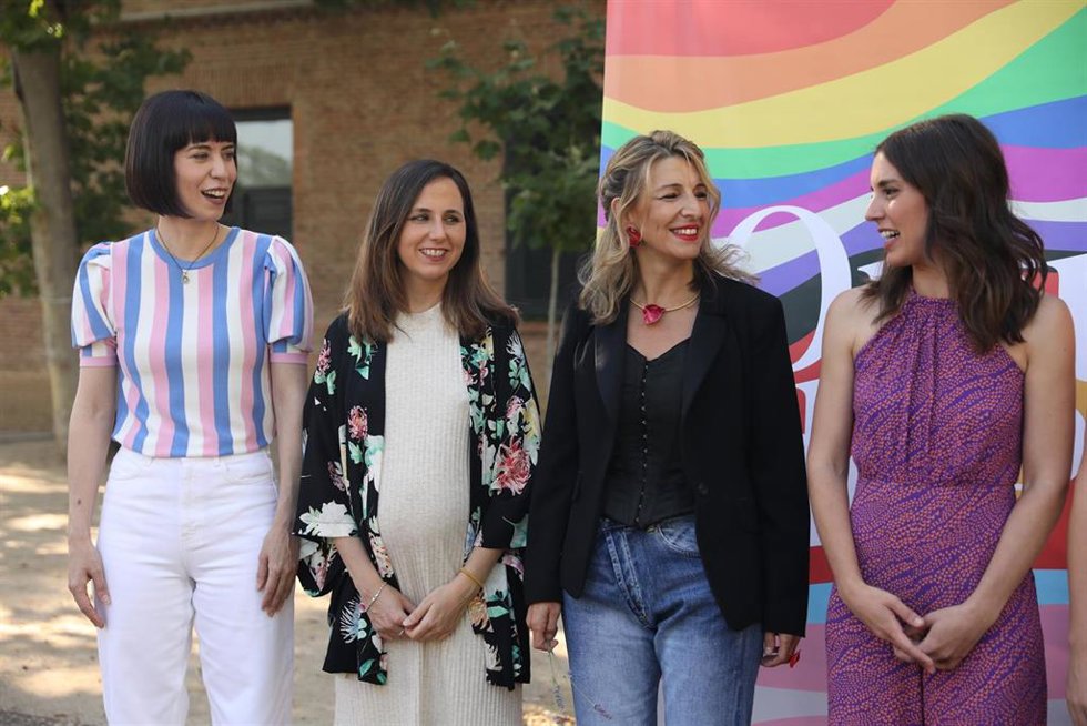 (I-D) La ministra de Ciencia e Innovación, Diana Morant; la ministra de Derechos Sociales y Agenda 2030, Ione Belarra; la vicepresidenta segunda del Gobierno y ministra de Trabajo, Yolanda Díaz, y la ministra de Igualdad, Irene Montero, posan durante l