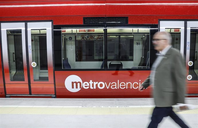 Archivo - Un hombre pasa por uno de los vagones de la Línea 10 de Metrovalencia