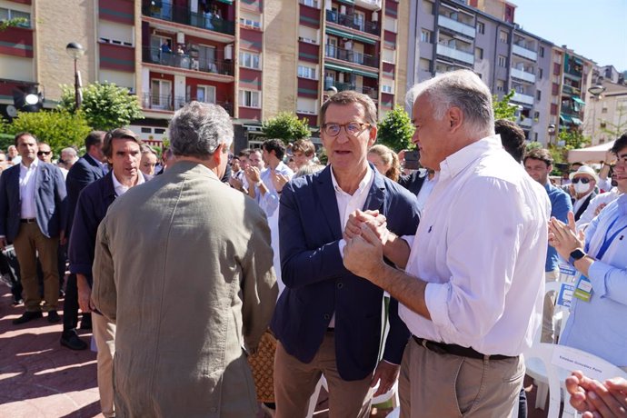 El presidente del Partido Popular (PP), Alberto Núñez Feijóo (i), saluda al vicesecretario Institucional del PP, Esteban González Pons (d), durante un homenaje a Miguel Ángel Blanco, a 9 de julio de 2022, en Ermua, Vizcaya, País Vasco (España). 