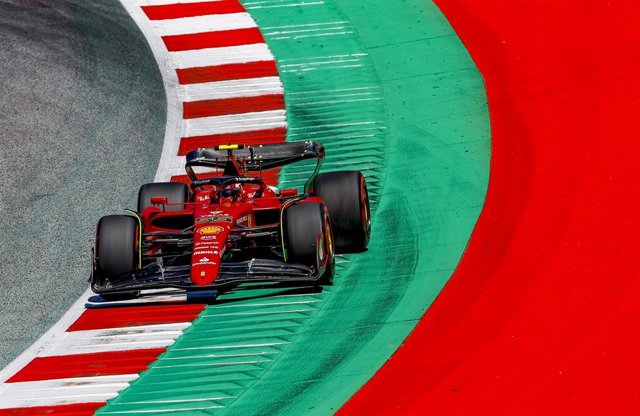 08 July 2022, Austria, Spielberg: Spanish Formula One driver Carlos Sainz Jr. of team Ferrari, drives during the first free practice session for the  the Formula One Austrian Grand Prix, at the Red Bull Ring. Photo: Erwin Scheriau/APA/dpa